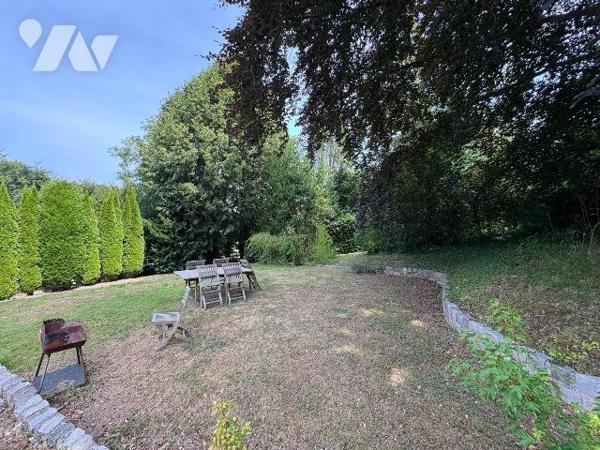 Jolie maison rénovée, proche du centre ville et du château d'Eu, comprenant :
- Au rez-de-chau...