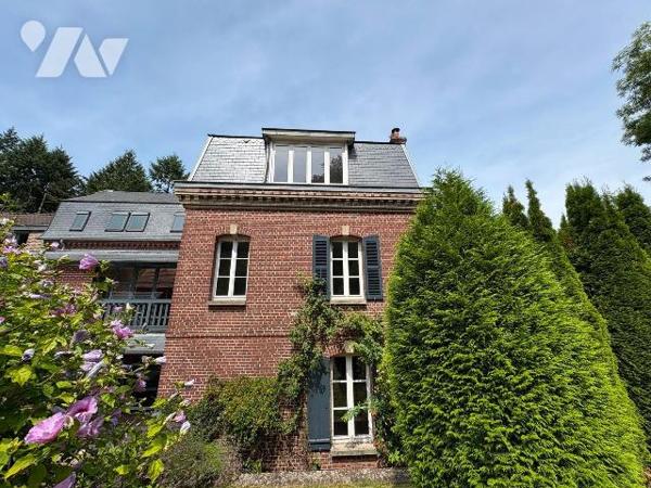 Jolie maison rénovée, proche du centre ville et du château d'Eu, comprenant :
- Au rez-de-chau...