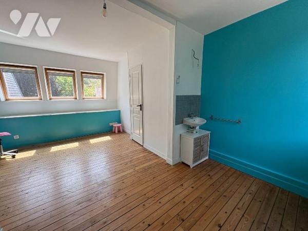 Jolie maison rénovée, proche du centre ville et du château d'Eu, comprenant :
- Au rez-de-chau...