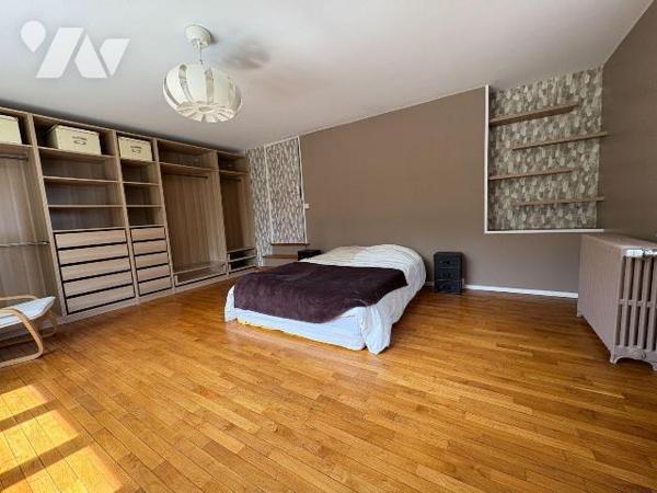 Jolie maison rénovée, proche du centre ville et du château d'Eu, comprenant :
- Au rez-de-chau...