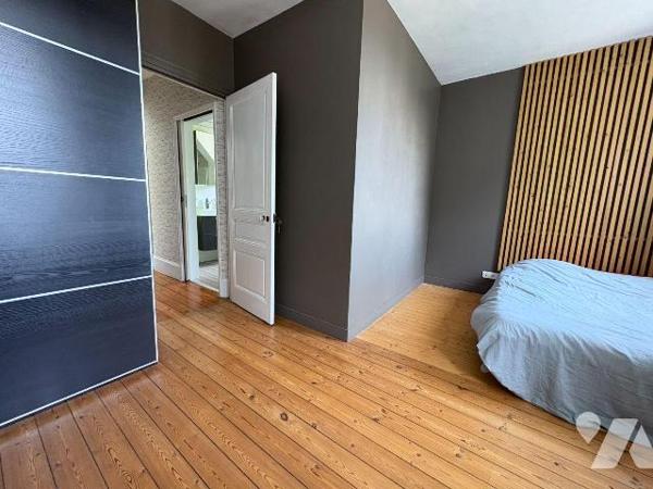 Jolie maison rénovée, proche du centre ville et du château d'Eu, comprenant :
- Au rez-de-chau...