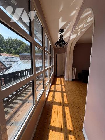 Jolie maison rénovée, proche du centre ville et du château d'Eu, comprenant :
- Au rez-de-chau...