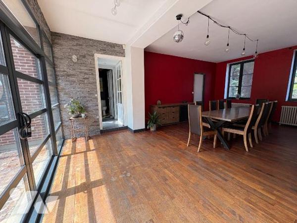 Jolie maison rénovée, proche du centre ville et du château d'Eu, comprenant :
- Au rez-de-chau...