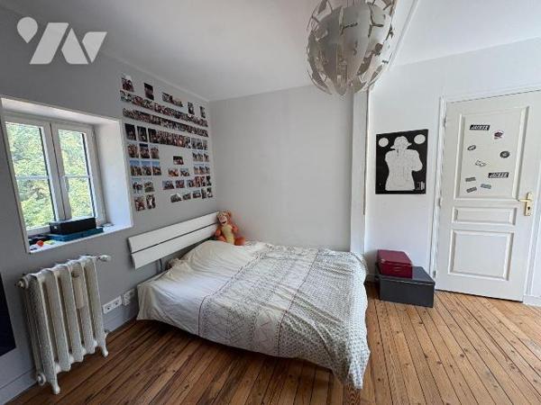 Jolie maison rénovée, proche du centre ville et du château d'Eu, comprenant :
- Au rez-de-chau...