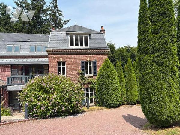 Jolie maison rénovée, proche du centre ville et du château d'Eu, comprenant :
- Au rez-de-chau...