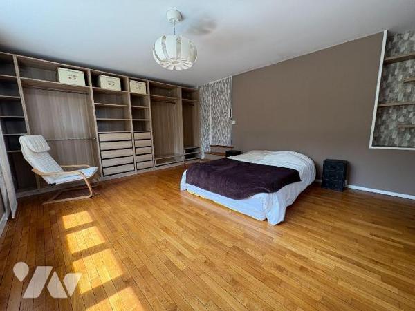 Jolie maison rénovée, proche du centre ville et du château d'Eu, comprenant :
- Au rez-de-chau...