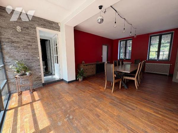 Jolie maison rénovée, proche du centre ville et du château d'Eu, comprenant :
- Au rez-de-chau...
