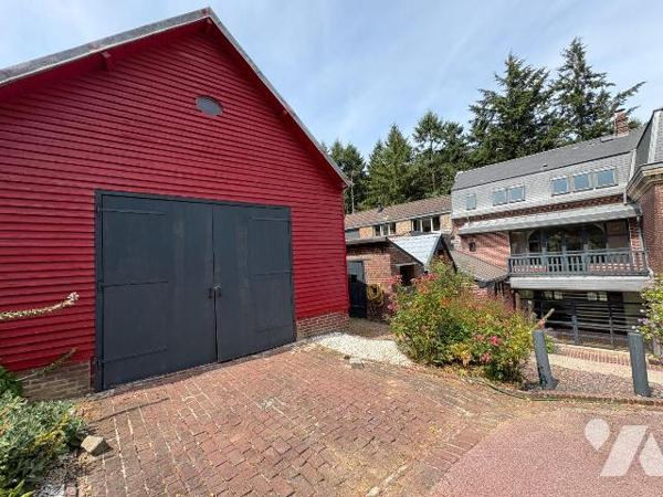 Jolie maison rénovée, proche du centre ville et du château d'Eu, comprenant :
- Au rez-de-chau...