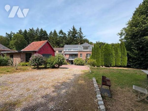 Jolie maison rénovée, proche du centre ville et du château d'Eu, comprenant :
- Au rez-de-chau...