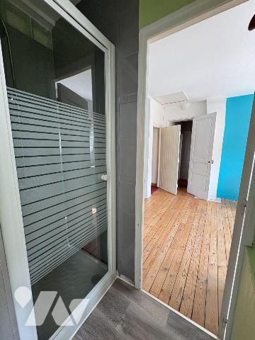 Jolie maison rénovée, proche du centre ville et du château d'Eu, comprenant :
- Au rez-de-chau...