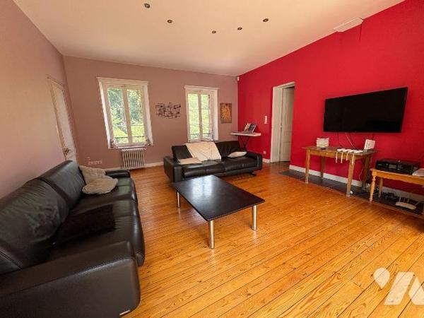 Jolie maison rénovée, proche du centre ville et du château d'Eu, comprenant :
- Au rez-de-chau...