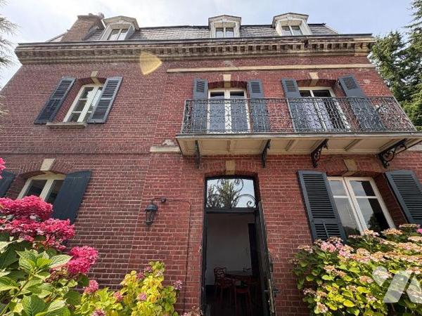 Jolie maison rénovée, proche du centre ville et du château d'Eu, comprenant :
- Au rez-de-chau...