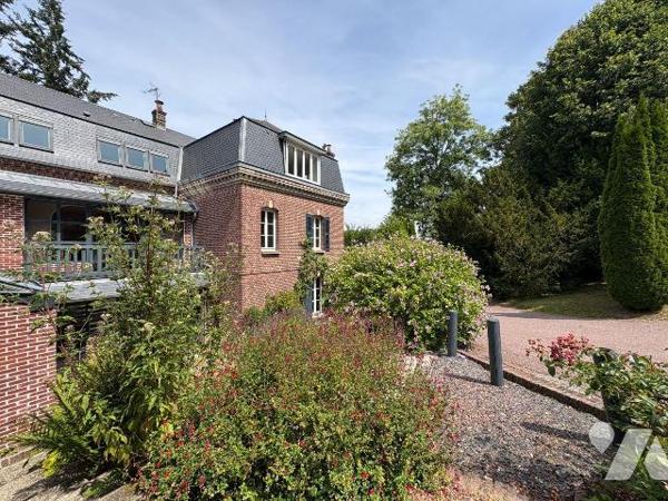 Jolie maison rénovée, proche du centre ville et du château d'Eu, comprenant :
- Au rez-de-chau...