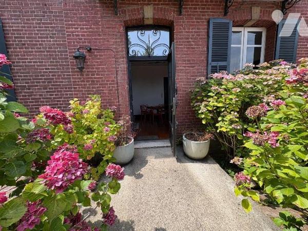 Jolie maison rénovée, proche du centre ville et du château d'Eu, comprenant :
- Au rez-de-chau...