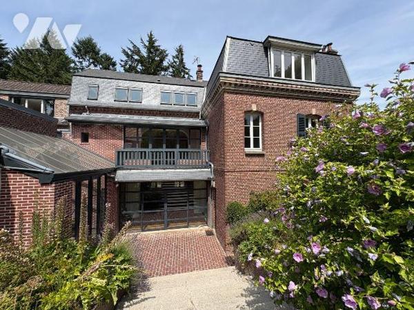 Jolie maison rénovée, proche du centre ville et du château d'Eu, comprenant :
- Au rez-de-chau...