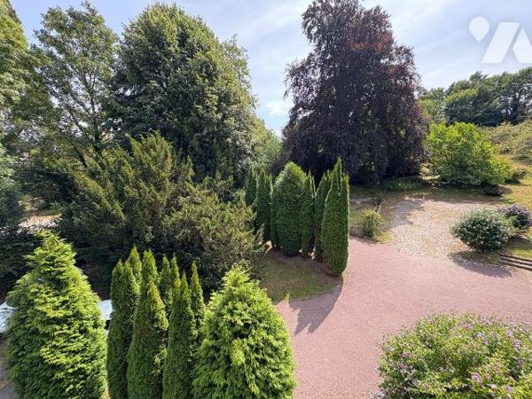 Jolie maison rénovée, proche du centre ville et du château d'Eu, comprenant :
- Au rez-de-chau...