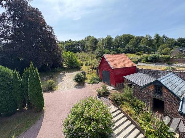 Jolie maison rénovée, proche du centre ville et du château d'Eu, comprenant :
- Au rez-de-chau...