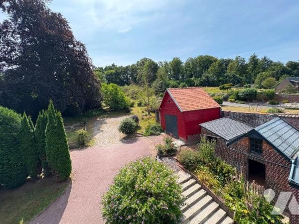 Jolie maison rénovée, proche du centre ville et du château d'Eu, comprenant :
- Au rez-de-chau...