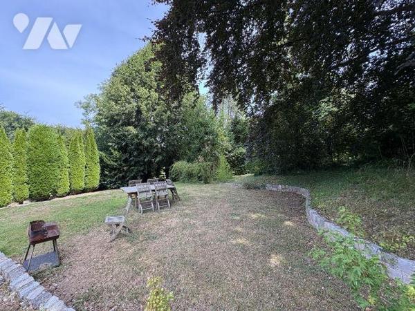 Jolie maison rénovée, proche du centre ville et du château d'Eu, comprenant :
- Au rez-de-chau...