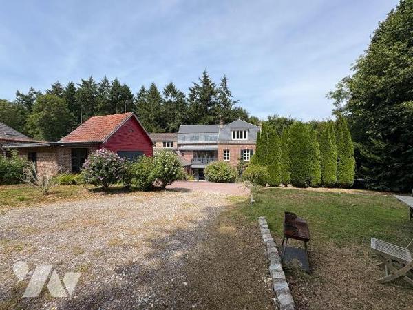 Jolie maison rénovée, proche du centre ville et du château d'Eu, comprenant :
- Au rez-de-chau...