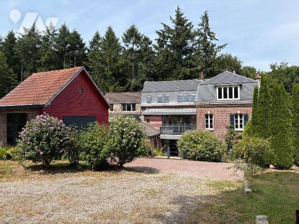 Jolie maison rénovée, proche du centre ville et du château d'Eu, comprenant :
- Au rez-de-chau...