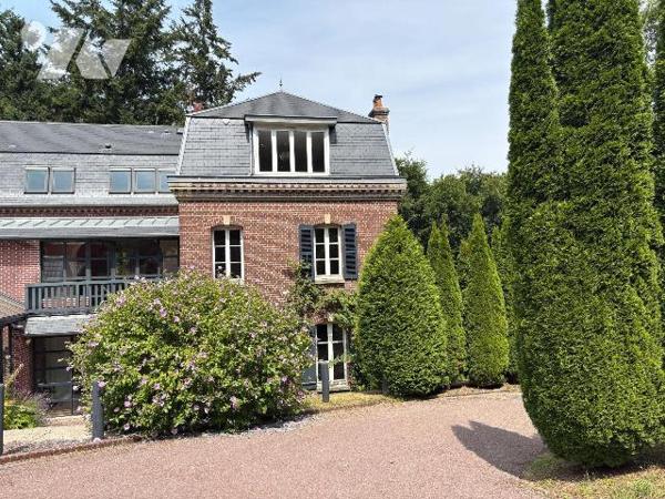 Jolie maison rénovée, proche du centre ville et du château d'Eu, comprenant :
- Au rez-de-chau...