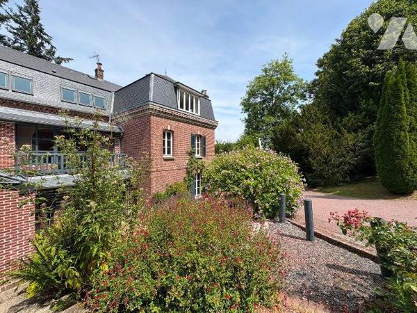 Jolie maison rénovée, proche du centre ville et du château d'Eu, comprenant :
- Au rez-de-chau...