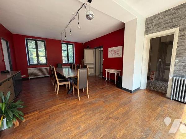 Jolie maison rénovée, proche du centre ville et du château d'Eu, comprenant :
- Au rez-de-chau...