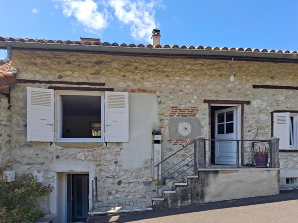 Maison de village en  pierre rénovée avec goût, vue sur la Sure