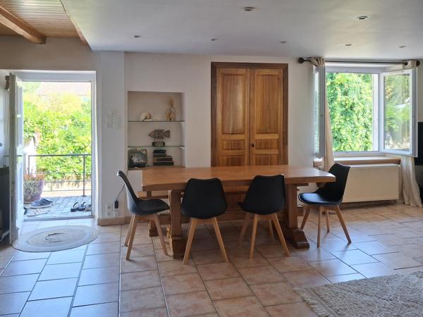 Maison de village en  pierre rénovée avec goût, vue sur la Sure