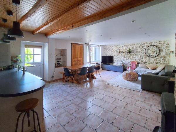 Maison de village en  pierre rénovée avec goût, vue sur la Sure