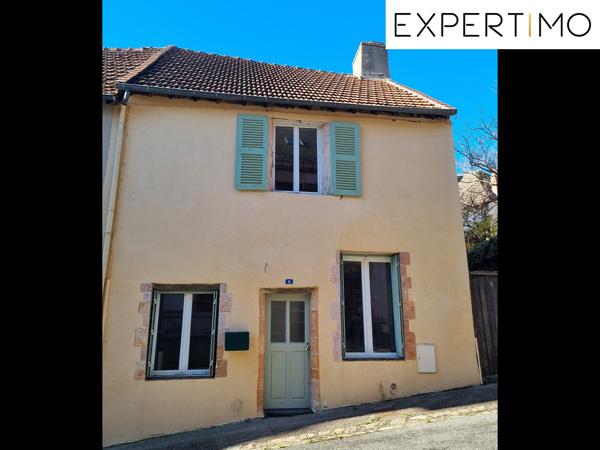 Montaigut-en-Combraille (63700) Maison atypique de 100 m², avec petite cour.