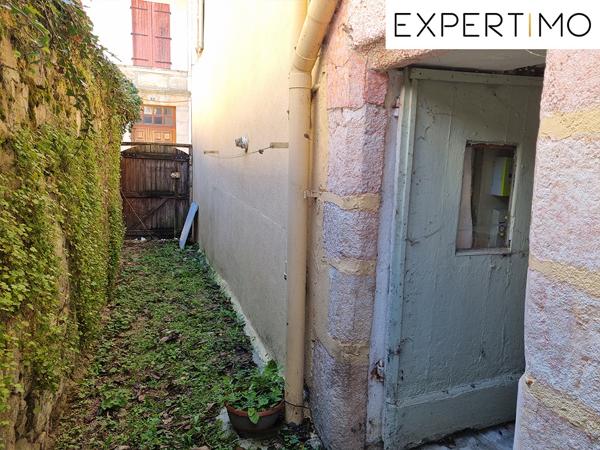 Montaigut-en-Combraille (63700) Maison atypique de 100 m², avec petite cour.