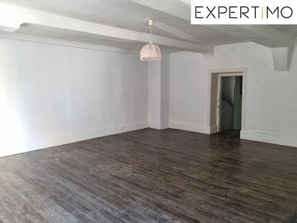 Montaigut-en-Combraille (63700) Maison atypique de 100 m², avec petite cour.