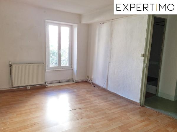 Montaigut-en-Combraille (63700) Maison atypique de 100 m², avec petite cour.