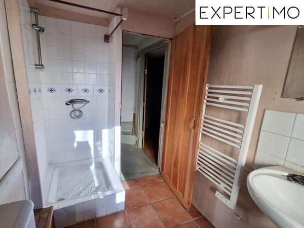 Montaigut-en-Combraille (63700) Maison atypique de 100 m², avec petite cour.