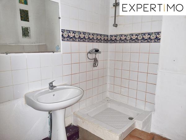 Montaigut-en-Combraille (63700) Maison atypique de 100 m², avec petite cour.