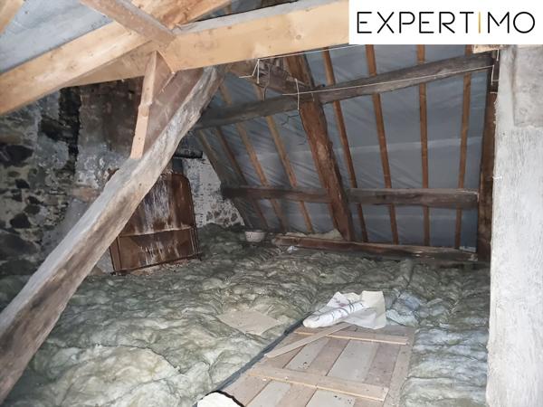 Montaigut-en-Combraille (63700) Maison atypique de 100 m², avec petite cour.