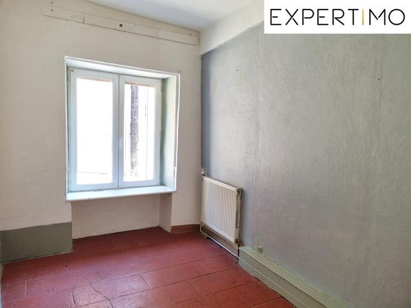 Montaigut-en-Combraille (63700) Maison atypique de 100 m², avec petite cour.