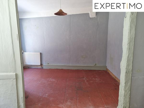 Montaigut-en-Combraille (63700) Maison atypique de 100 m², avec petite cour.