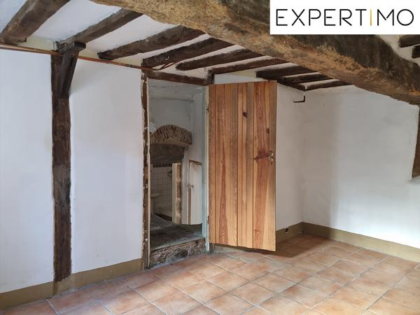 Montaigut-en-Combraille (63700) Maison atypique de 100 m², avec petite cour.