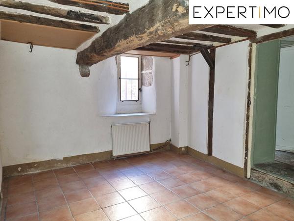 Montaigut-en-Combraille (63700) Maison atypique de 100 m², avec petite cour.