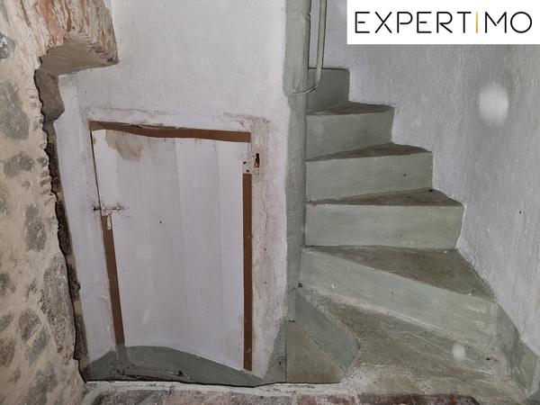 Montaigut-en-Combraille (63700) Maison atypique de 100 m², avec petite cour.