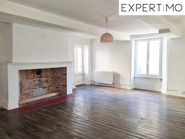 Montaigut-en-Combraille (63700) Maison atypique de 100 m², avec petite cour.