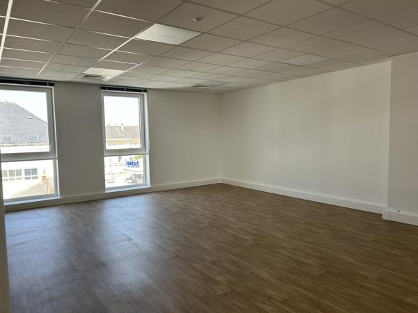 LOCATION BUREAUX SANTE ST NAZAIRE PARKING
