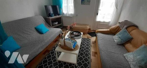 Dans un quartier calme et à proximité à pied des commerces et du centre ville.
Maison en brique...