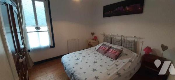 Dans un quartier calme et à proximité à pied des commerces et du centre ville.
Maison en brique...