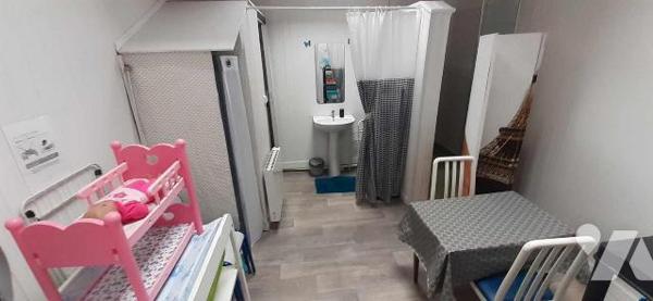 Dans un quartier calme et à proximité à pied des commerces et du centre ville.
Maison en brique...