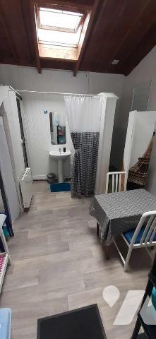 Dans un quartier calme et à proximité à pied des commerces et du centre ville.
Maison en brique...