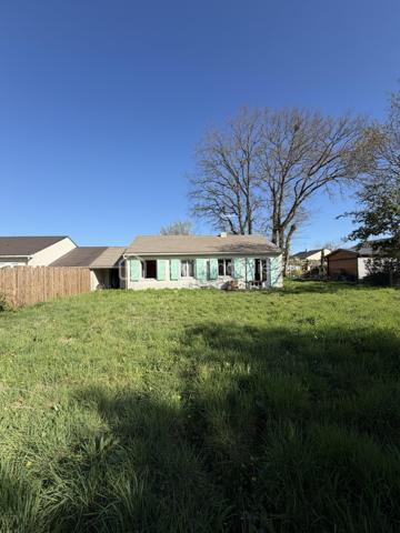 Joli plain-pied de 90 m2 édifié sur un terrain de 1025 m2 arboré et entièrement clos, comprenant :
Une pièce de vie de plus de 45 m2
Une cuisine de 11 m2
Une chambre de 10 m2
Une chambre de 11 m2
Une salle de bain de 4 m2
Un wc
Un hall de3 m2
Trois placards
Un garage de 17 m2
Un appentis de 10 m2

Beau potentiel
Chauffage à revoir 
Rafraichissement à prévoir

A 300 m du centre du bourg
A 20 mn de Nantes